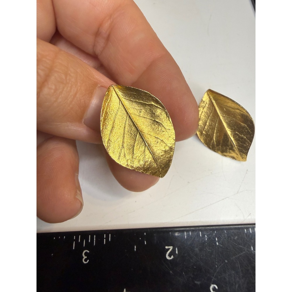 Vintage Crown Trifari Gold Tone Textured Leaf Clip On Earrings Signed